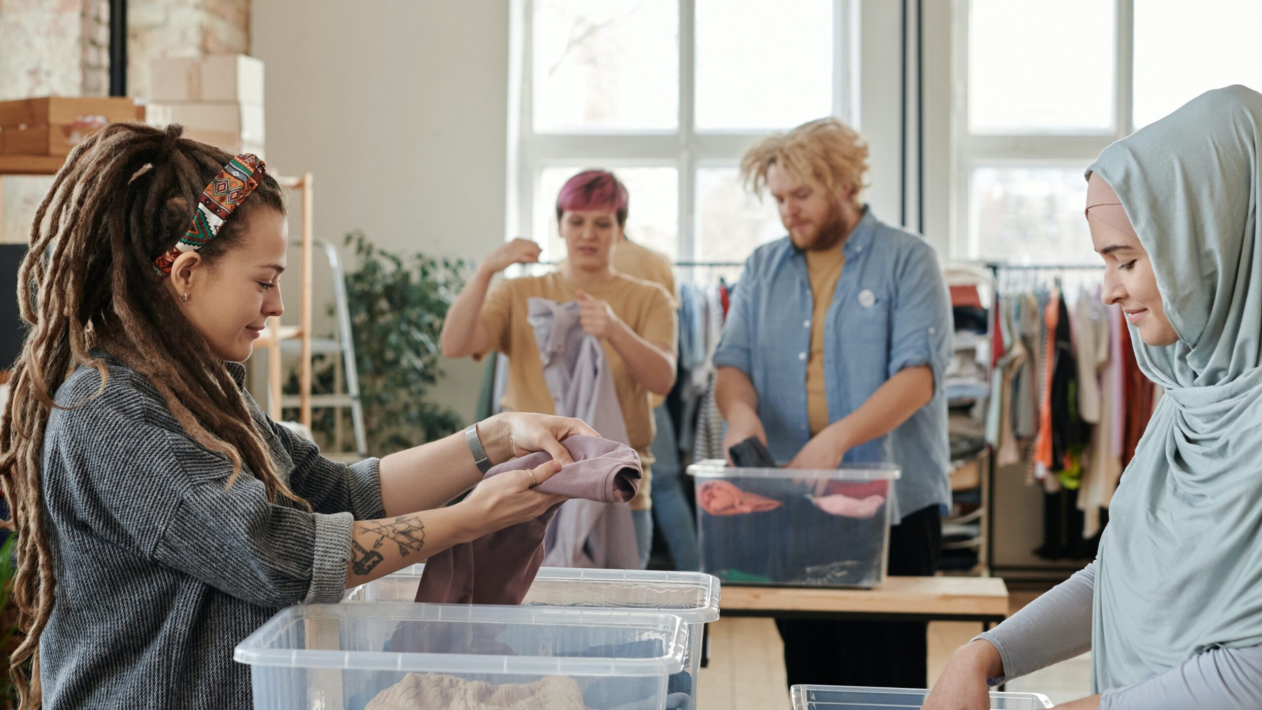 Volontärer som packar lådor med mat och kläder